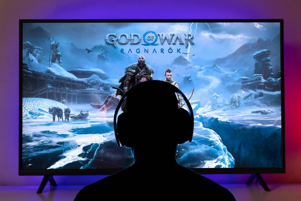 Man Headphones Play God War Ragnarok Screen Jul 2022 Sao — Stockfoto