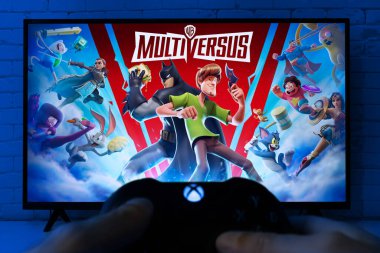 Xbox kontrolörüyle Multiversus oyunu oynayan adam, 27 Haziran 2022, Sao Paulo, Brezilya.