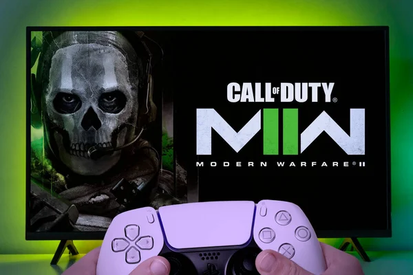 Junge Spielt Call Duty Modern Warfare Mit Playstation Controller Auf — Stockfoto