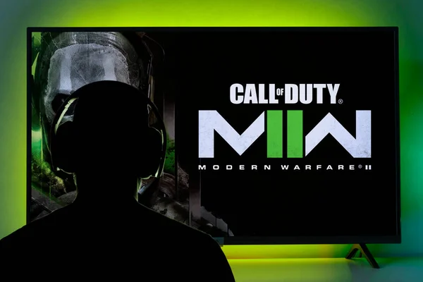 Man Headphone Playing Call Duty Modern Warfare Screen Sep 2022 — Stock Photo, Image