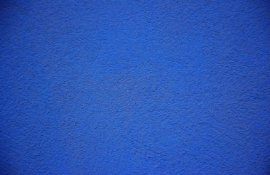 İç dekorasyon. Beton döşeme mavi boyayla boyanmış. Temelin üzerine tek kat mavi boya sürülmüş..