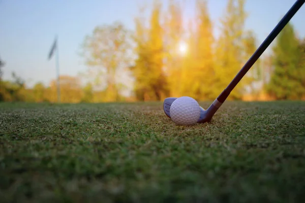 Golf Pálya Labda Fűben Készen Áll Golfozók Kezdeni Játszani — Stock Fotó