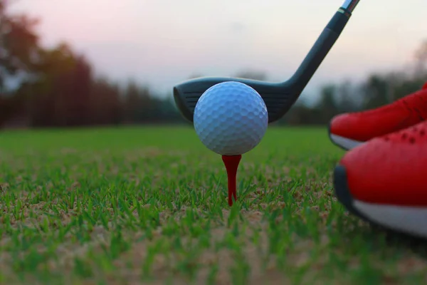 Der Golfball Auf Dem Roten Abschlag Steht Für Golfer Bereit — Stockfoto