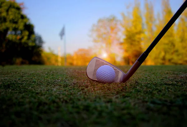 Wazige Golfballen Golfuitrusting Zijn Klaar Zonovergoten Groene Gazons Zomer Raken — Stockfoto