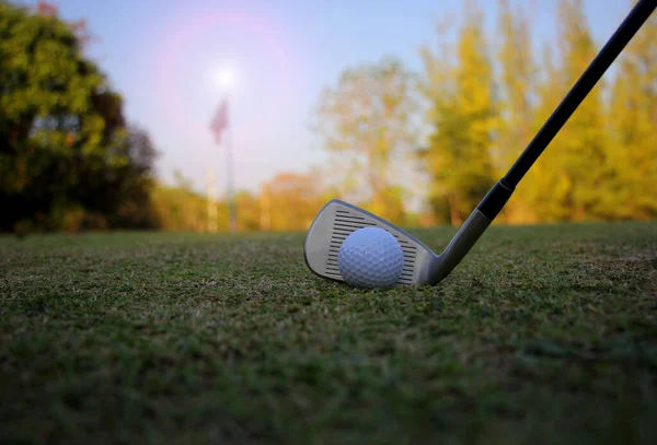 Golfbaan Bal Het Gras Klaar Voor Golfspelers Beginnen Met Spelen — Stockfoto