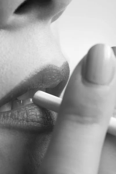 用黑白照片把抽烟的女人的嘴唇合拢起来 — 图库照片