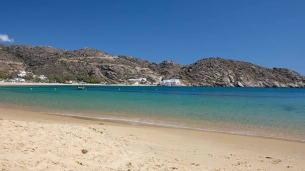 Blick Auf Den Wunderschönen Strand Von Mylopotas Auf Ios Griechenland — Stockvideo