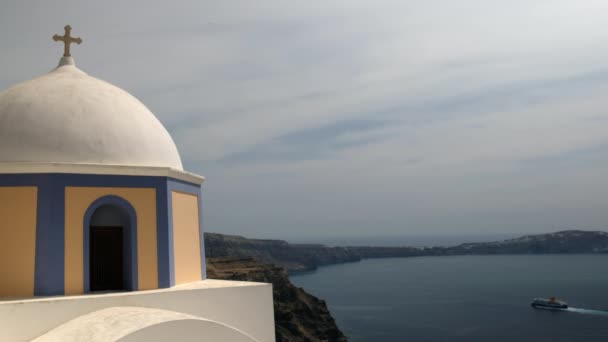 Igreja Ortodoxa Bonita Vista Barco Balsa Que Aproxima Ilha Santorini — Vídeo de Stock