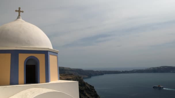 Belle Église Orthodoxe Vue Sur Ferry Approchant Île Santorin Grèce — Video