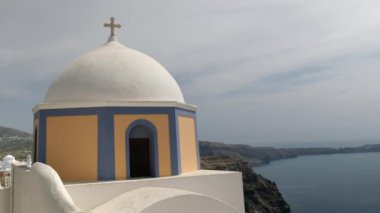 Güzel Ortodoks Kilisesi ve Santorini Yunanistan 'daki Ege Denizi manzarası