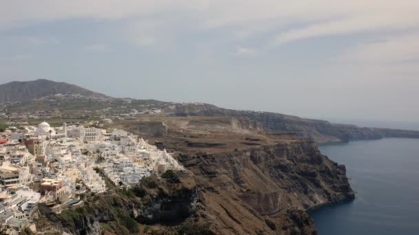 圣托里尼希腊Fira和爱琴海的粉刷过的风景如画的村庄全景 — 图库视频影像