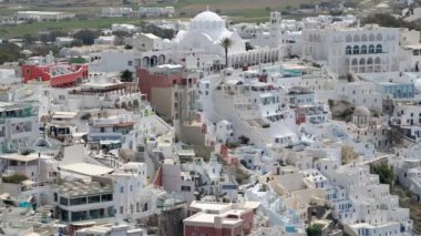 Santorini Yunanistan 'daki Fira' nın beyazlatılmış merkezinin panoramik manzarası