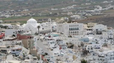 Santorini Yunanistan 'daki Fira' nın beyazlatılmış merkezinin panoramik manzarası