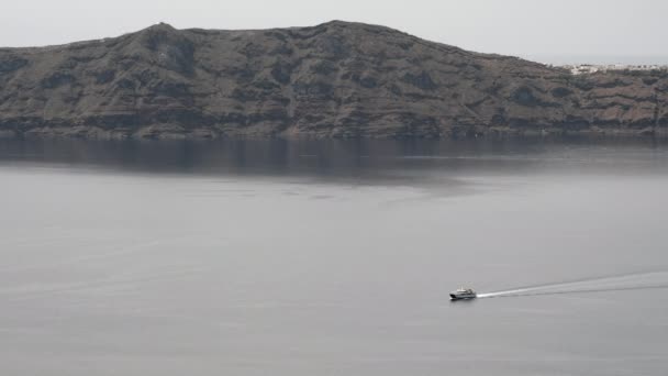 Malá Trajektová Loď Blíží Přístavu Santorini Míjí Sopku Nea Kameni — Stock video