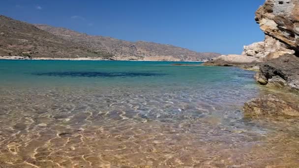 Мечтательный Пляж Каламоса Иосе Греция Уникальной Чистой Водой — стоковое видео