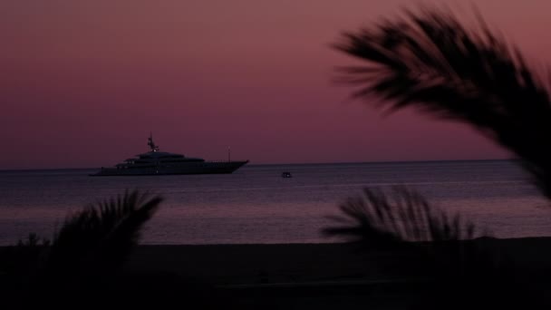 Pohled Slavnou Mylopotovou Pláž Luxusní Jachtu Zatímco Slunce Zapadá Dramatickým — Stock video