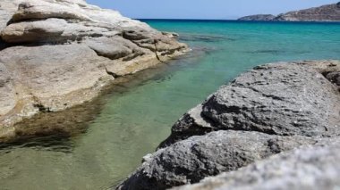 Yunanistan 'ın Plakes plajındaki şaşırtıcı turkuaz sular ve kayalar