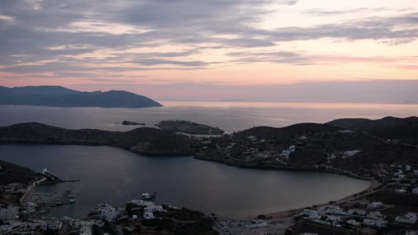 太陽が劇的でカラフルな方法で設定されている間 ギリシャのイオスの港のパノラマビュー — ストック動画