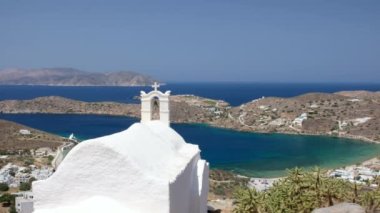 Ortodoks kilisesinin panoramik manzarası ve Yunanistan 'daki güzel liman