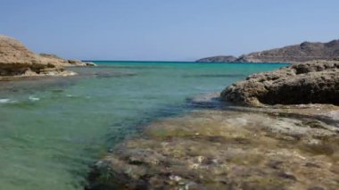 Yunanistan 'ın Plakes plajındaki şaşırtıcı turkuaz sular ve kayalar