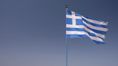 Yunan ulusal bayrağı rüzgarda ağır çekimde dalgalanıyor