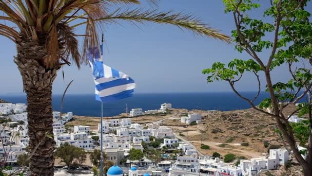 Bendera Nasional Yunani Melambai Dalam Angin Atas Desa Ios Yunani — Stok Video