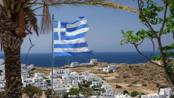 Bandera Nacional Griega Ondeando Viento Cima Del Pueblo Ios Grecia — Vídeos de Stock