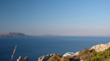 Yunanistan 'daki Palaiokastro harabelerinden Ege Denizi' nin panoramik manzarası