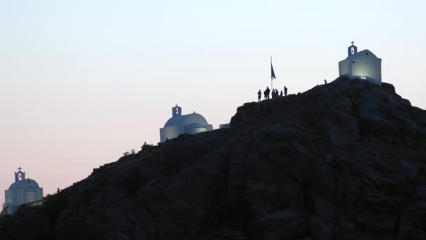 Güneş Batarken Yunanistan Daki Tepedeki Küçük Şapelleri Gezen Turistler — Stok video