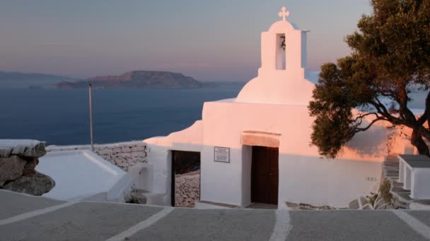 Pemandangan Indah Kapel Ortodoks Panagia Palaiokastritissa Ios Yunani Sementara Matahari — Stok Video