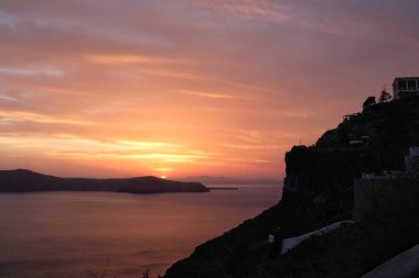 Fira Santorini Yunanistan 'da güzel bir turuncu gün batımı manzarası