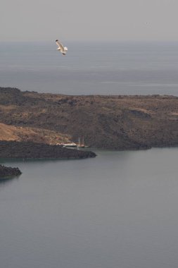 Yanardağın manzarası ve Fira Santorini 'nin çatılarındaki volkan.