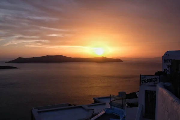 Uitzicht Een Prachtige Oranje Zonsondergang Fira Santorini Griekenland — Stockfoto