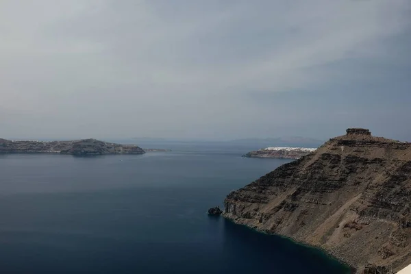 サントリーニ島のギリシャの背景にある火山の風景やOiaの絵の村 — ストック写真