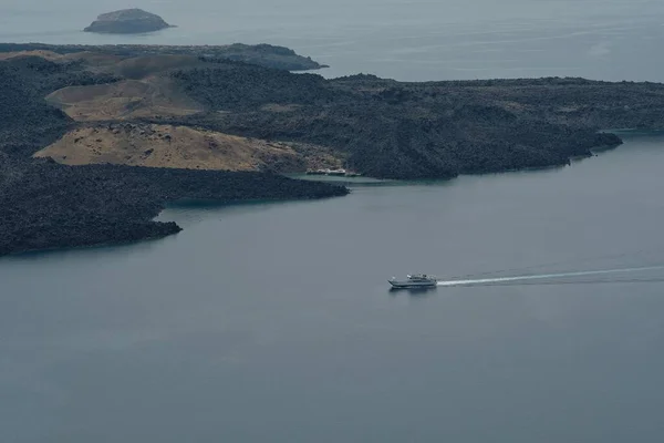 Santorini Griekenland Mei 2021 Een Veerboot Naast Vulkaan Van Santorini — Stockfoto