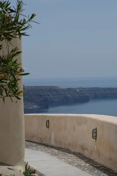 Pequeño Callejón Con Una Vista Increíble Que Conduce Pueblo Fira —  Fotos de Stock