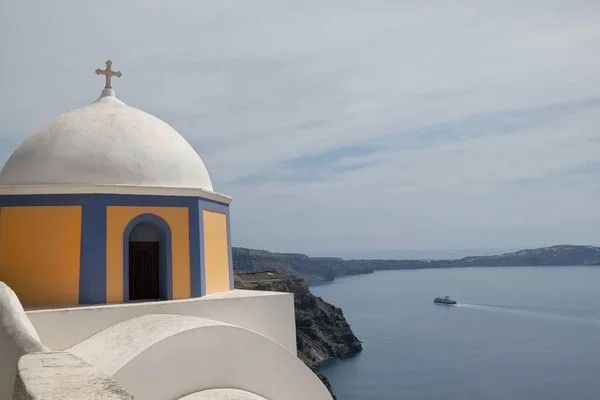 Vista Uma Igreja Ortodoxa Colorida Barco Balsa Distância Santorini Grécia — Fotografia de Stock