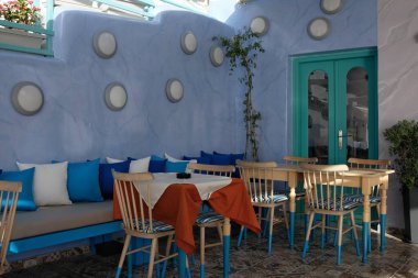 Santorini, Yunanistan - 5 Mayıs 2021: Fira Santorini Yunanistan 'da güzel dekore edilmiş bir restoran manzarası