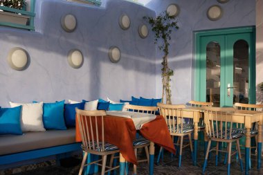 Santorini, Yunanistan - 5 Mayıs 2021: Fira Santorini Yunanistan 'da güzel dekore edilmiş bir restoran manzarası