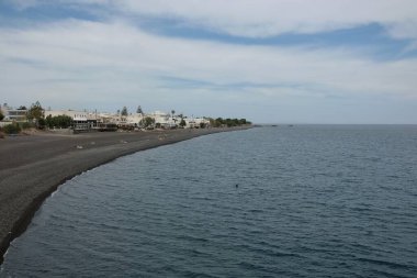 Santorini Yunanistan 'ın ünlü siyah plajı Kamari' nin panoramik manzarası
