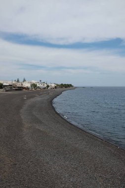 Santorini Yunanistan 'ın ünlü siyah plajı Kamari' nin panoramik manzarası