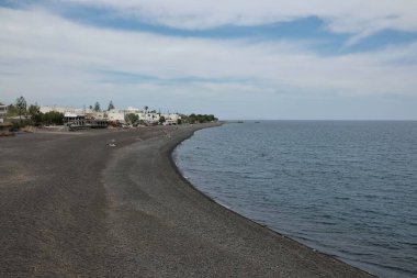 Santorini Yunanistan 'ın ünlü siyah plajı Kamari' nin panoramik manzarası
