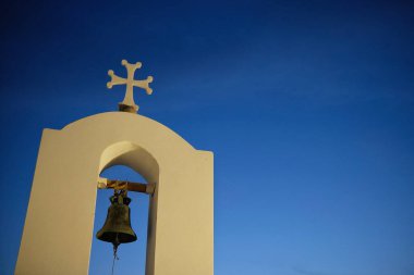 Geceleri Yunanistan 'ın Fira Santorini kentinde beyazlatılmış bir Rum Ortodoks Kilisesi manzarası 