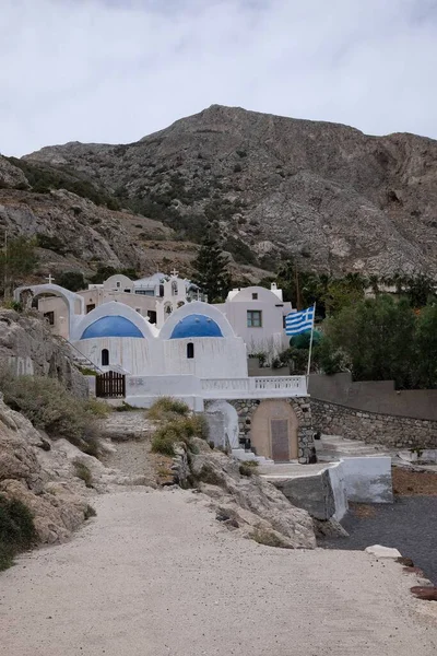 Beautiful Orthodox Church Attached Mountain Famous Black Beach Kamari Santorini — Zdjęcie stockowe