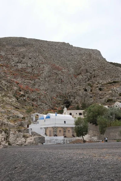 Krásný Pravoslavný Kostel Připojený Hoře Slavné Černé Pláži Kamari Santorini — Stock fotografie