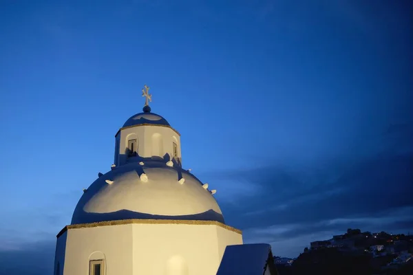 Utsikt Över Vitkalkad Grekisk Ortodox Kyrka Fira Santorini Grekland Natten — Stockfoto