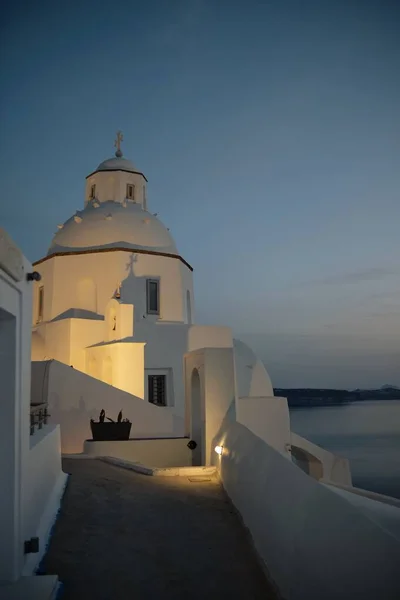 夜のフィラ サントリーニ ギリシャの白い洗われたギリシャ正教会の眺め — ストック写真