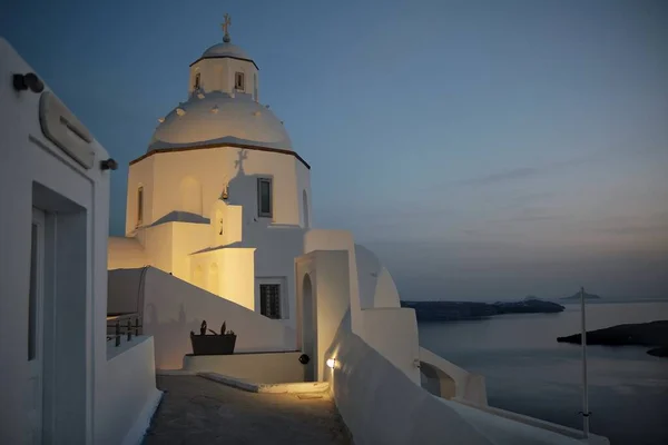 Vista Uma Igreja Ortodoxa Grega Caiada Branco Fira Santorini Grécia — Fotografia de Stock
