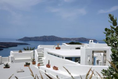Yunanistan - 7 Mayıs 2021: Santorini Yunanistan 'daki volkan ve Ege Denizi' ne bakan çeşitli saksılara sahip bir çatı