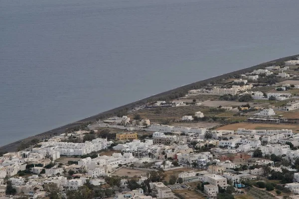 从圣托里尼希腊的观点看Perissa村和海洋全景 — 图库照片